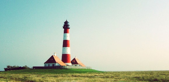 Twee vrouwen waarbij een de hand op de schouder van de ander legt.